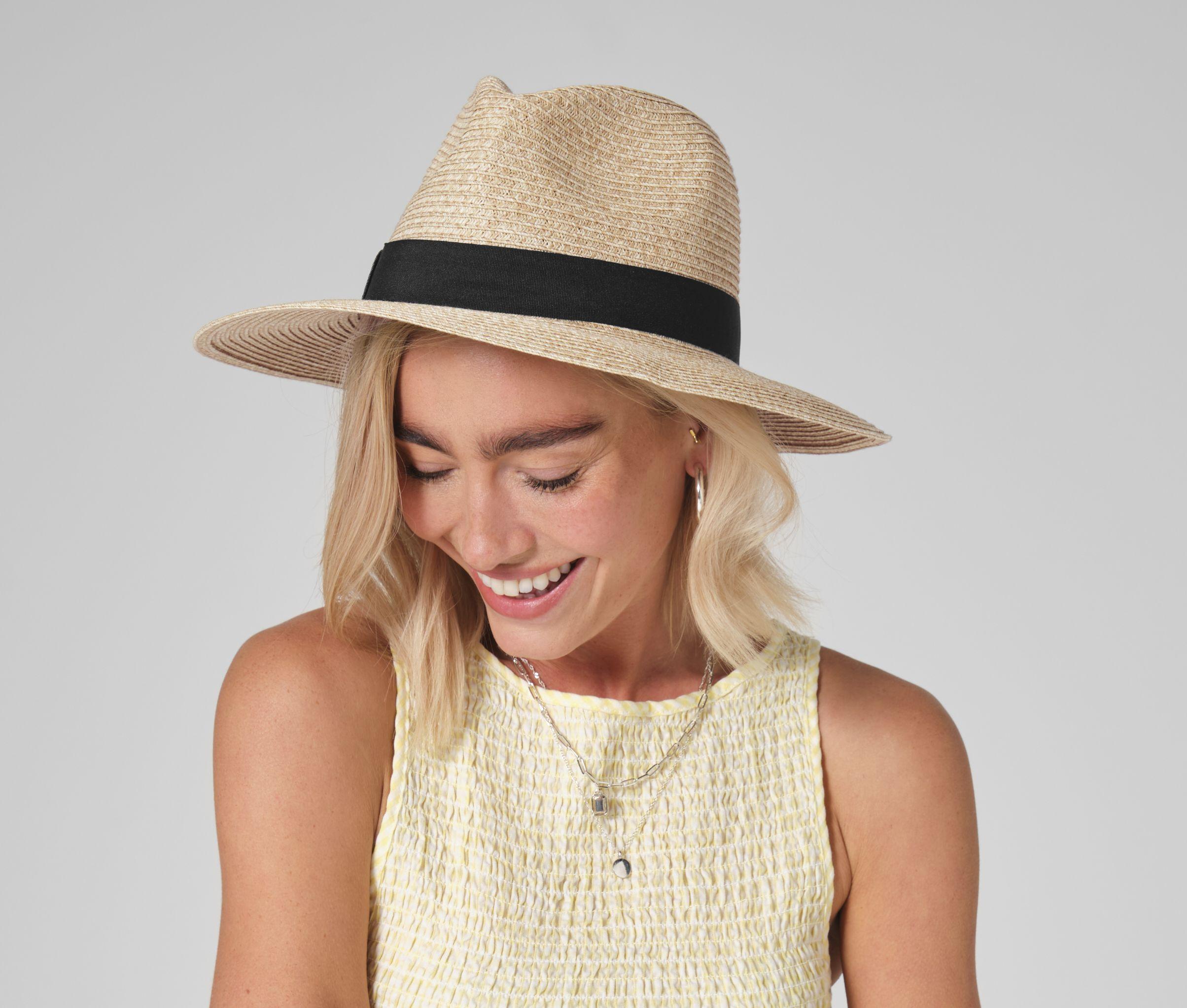 Chapeau en papier tressé imitant la paille