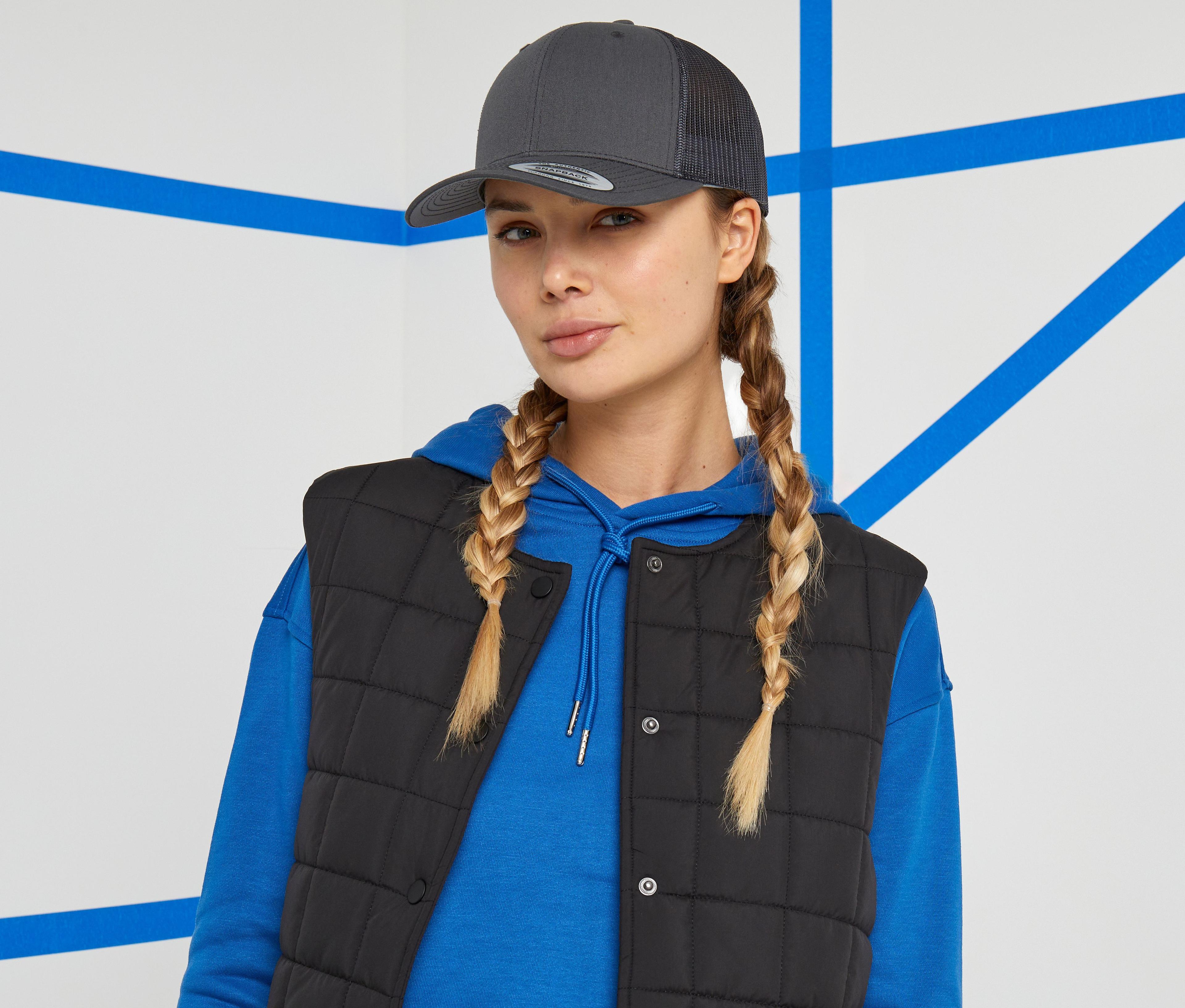 Casquette visière incurvée style trucker