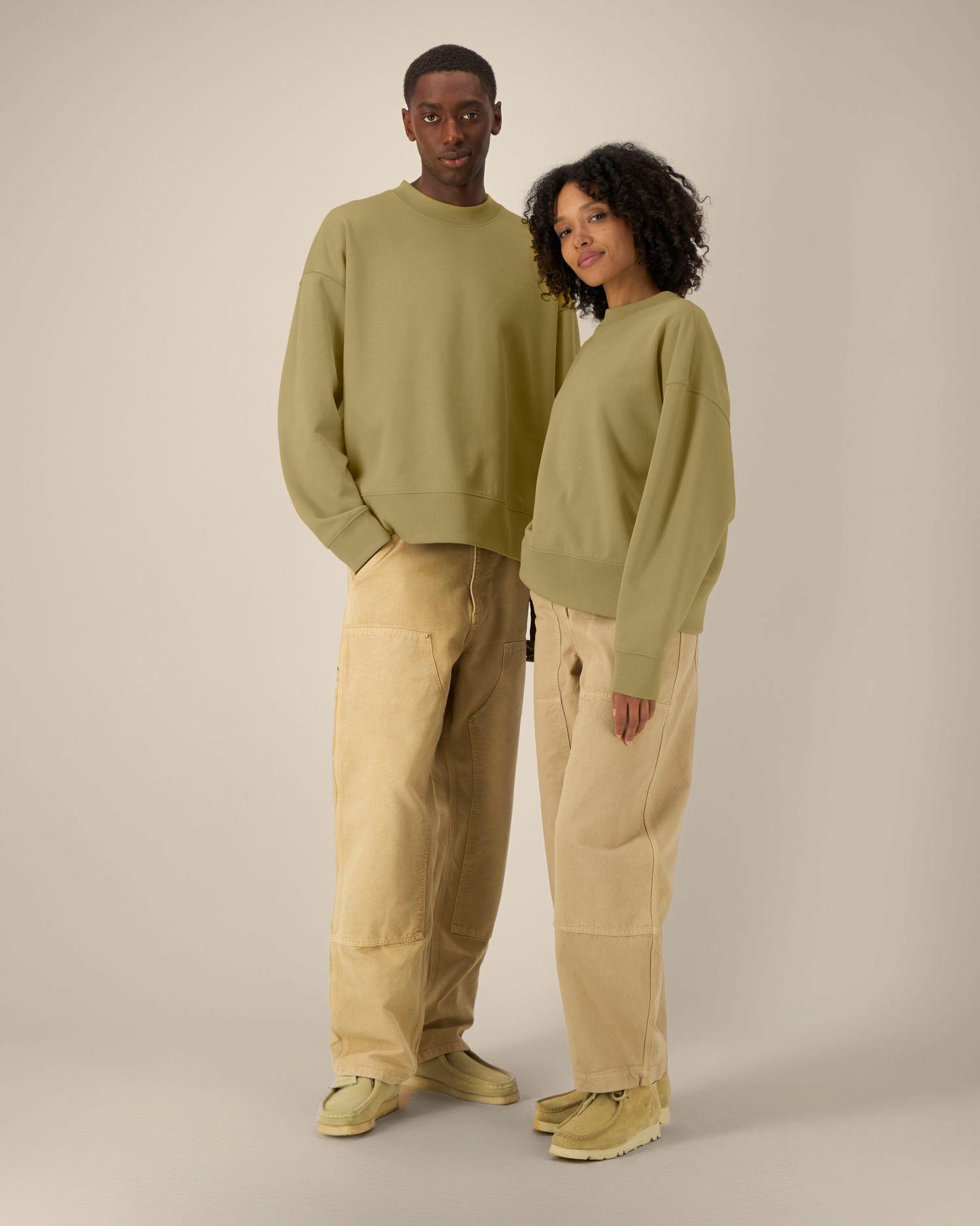 Le sweat-shirt unisexe col rond coupe Boxy en coton recyclé