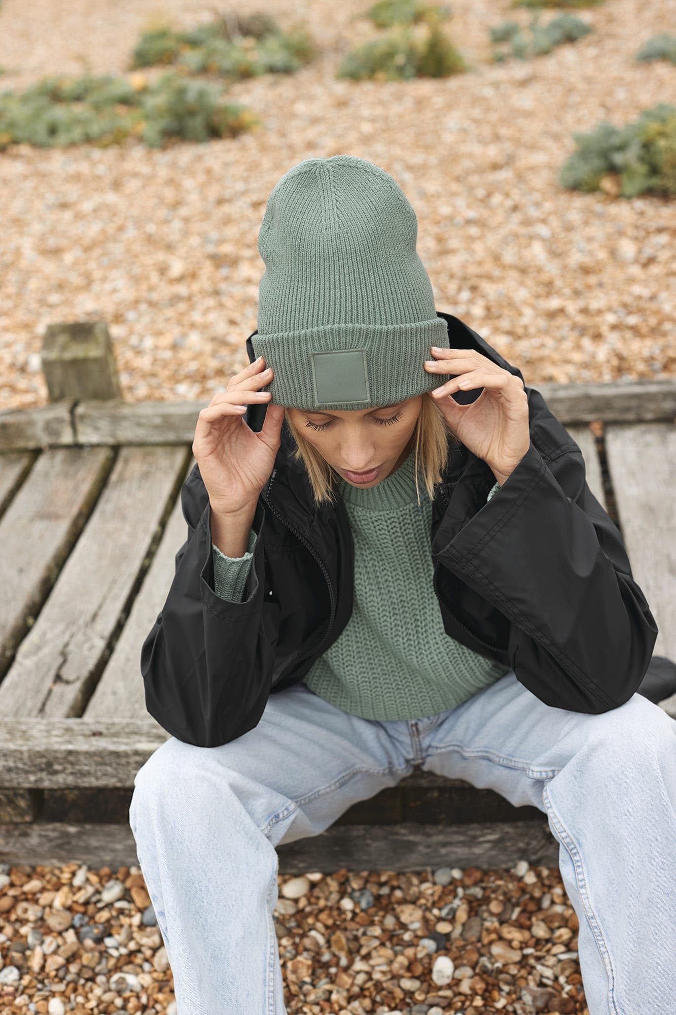 Bonnet à large revers avec patch ton sur ton